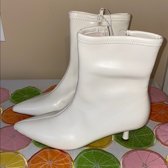 A New Day women’s 9.5 Ankle Boots Lonnie White pointed toe stretch ankle NWT - Picture 1 of 6